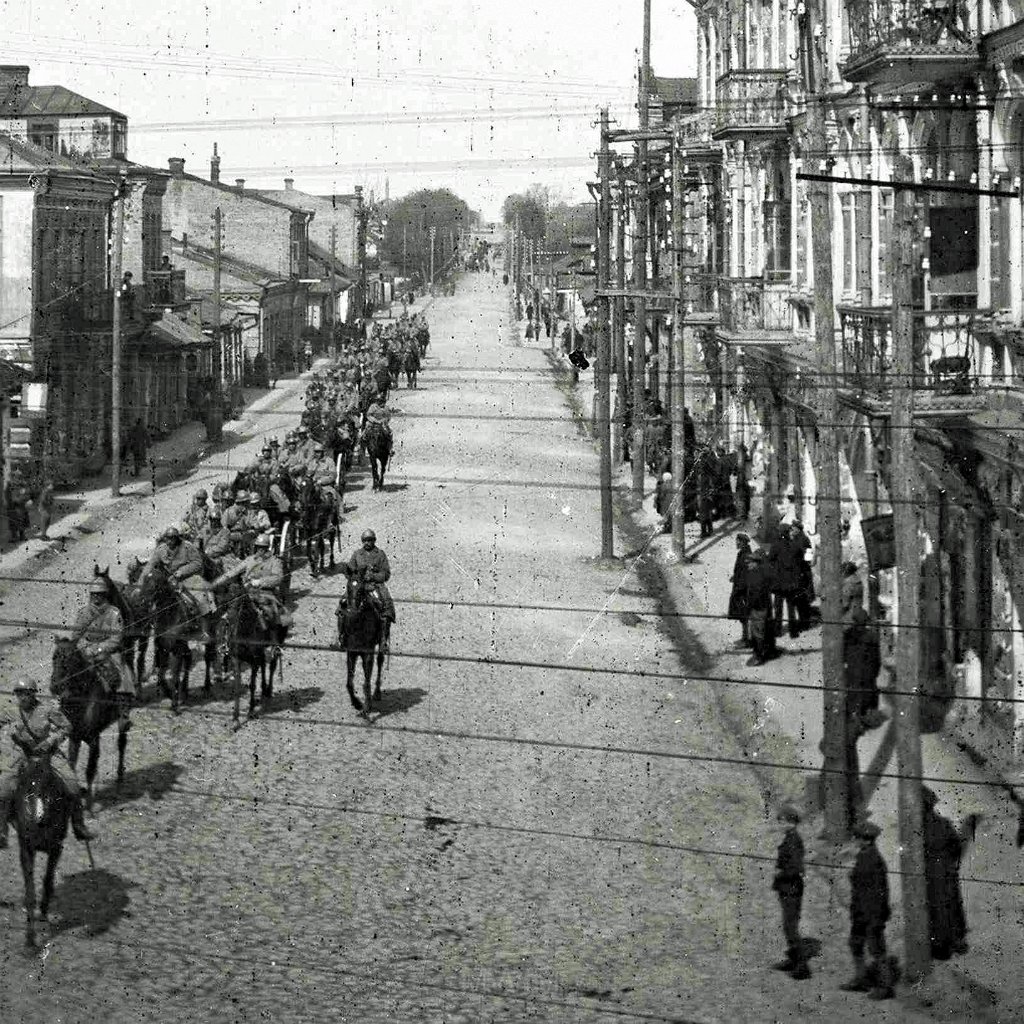 KKE 5996.jpg - Fot. Grupowa. Przejazd Piłsudskiego ulicą Jagiellońską w Łucku, Łuck, 1922 r. Fotografia zrobiona przez Leopolda Kleofasa Paszkowskiego.